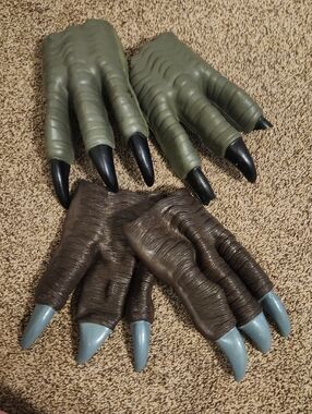 2 Pairs of Novelty Dinosaue Claw Gloves — Green and Brown